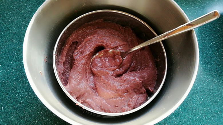 自制红豆沙馅,给搅打后的红豆泥过筛。