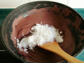 自制红豆沙馅,然后加入白糖，白糖的用量可以根据自己的喜好添加。