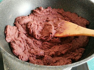 自制红豆沙馅,最后随你怎么搅动，炒锅四周一点都不沾了，锅的内壁干干净净的。