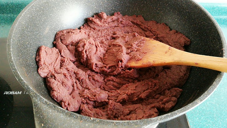 自制红豆沙馅,最后随你怎么搅动，炒锅四周一点都不沾了，锅的内壁干干净净的。