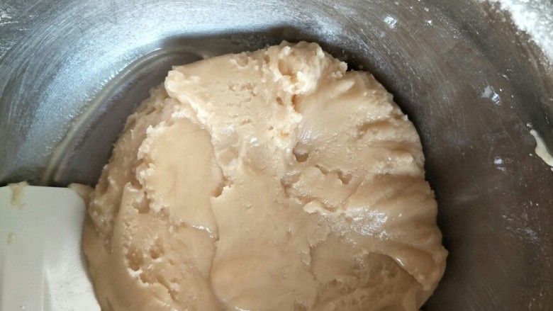 蜂蜜五仁、豆沙馅月饼,将饼皮上述饼皮料放在一个容器中翻拌均匀，注意不要揉不要转圈搅拌，避免面岀筋，月饼容易塌腰。