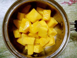 芒果糯米糍,把芒果切小块