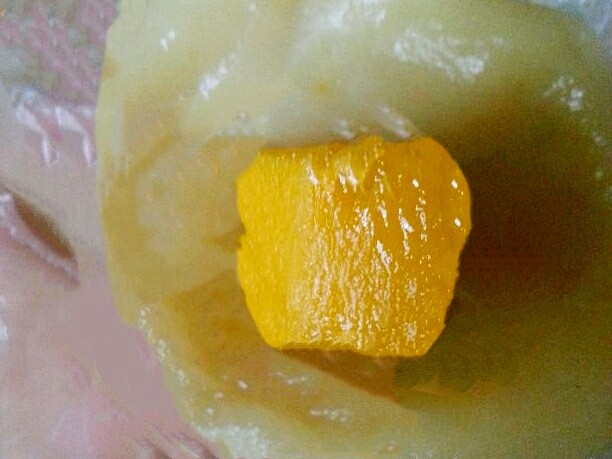 芒果糯米糍,放上一块芒果，慢慢收口，包起来