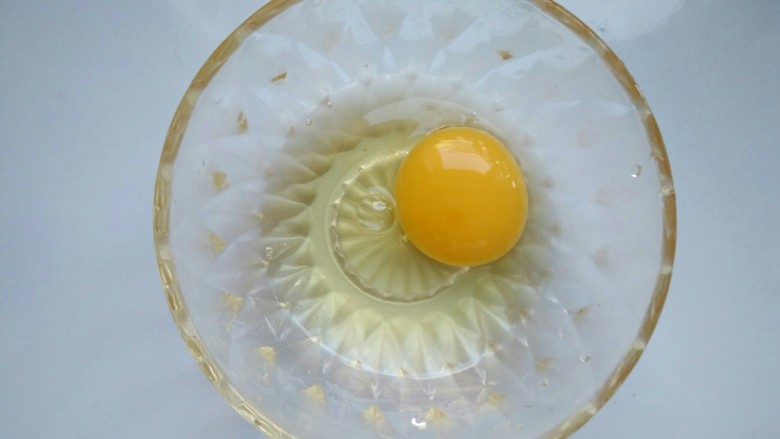 鸡蛋酱,<a style='color:red;display:inline-block;' href='/shicai/ 9'>鸡蛋</a>打入碗中。