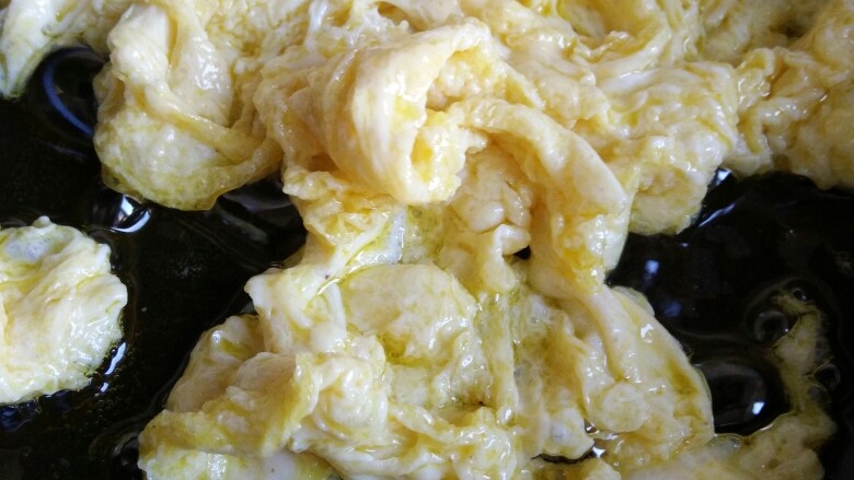 鸡蛋酱,锅中放入油，油热后倒入鸡蛋，打散。