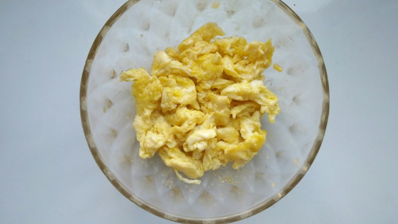 鸡蛋酱,炒好的鸡蛋盛出备用。