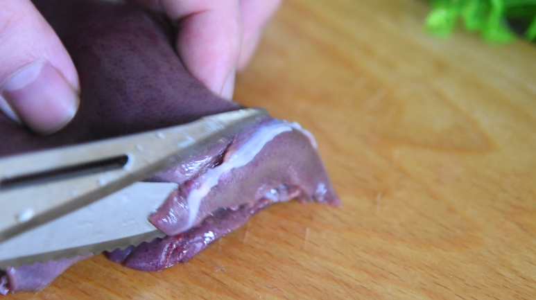 酱爆猪肝这样做，滑嫩下饭，1个技巧搞定它,将猪肝剔去筋膜