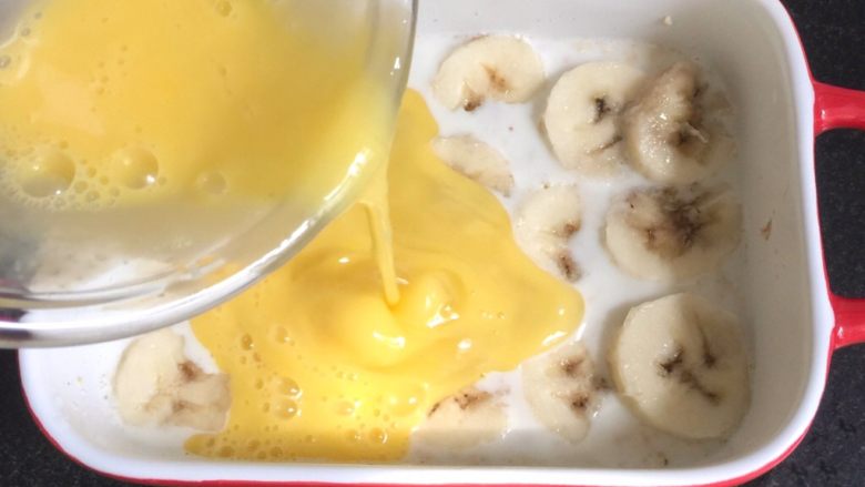 爆浆蓝莓偶遇香蕉蛋奶烤燕麦,蛋液打散均匀的倒在香蕉上