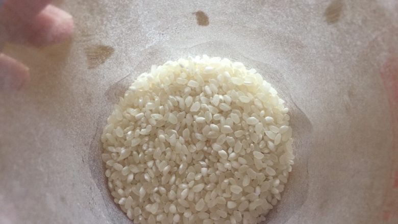 定胜糕,再将大米洗净晒干后磨成粉。
