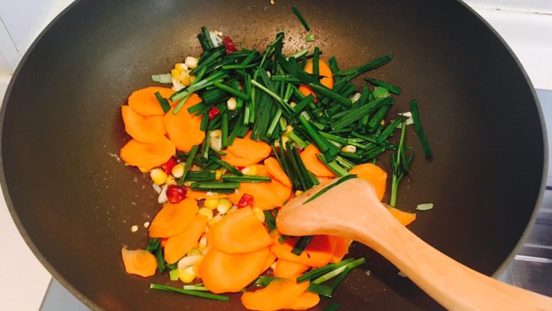 油条炒杂蔬,放入胡萝卜，韭菜炒至韭菜变得更加绿