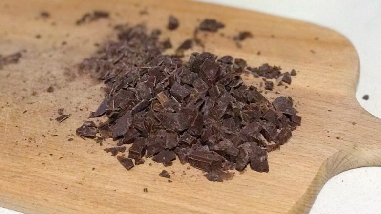 巧克力树叶,把烘焙用的巧克力切碎
