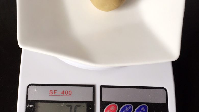 广式栗子蓉月饼,把晾凉的栗子蓉分成每个25克或30克