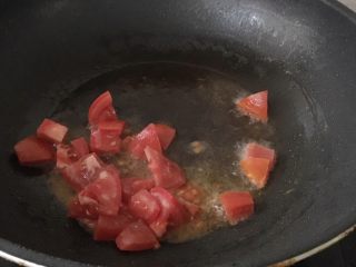 茄汁鸡蛋意面,放西红柿翻炒