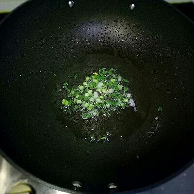 炒河粉,锅里重新倒入适量油烧热，放入葱花煸炒