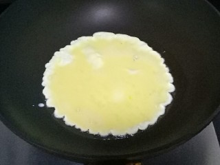 炒河粉,倒入鸡蛋液，用筷子画圈搅拌至凝固