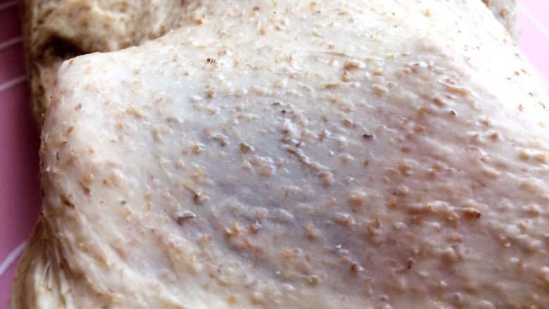 全麦面包,大约揉15分钟左右
再次抻开面团可以拉出薄膜时揉面就差不多了