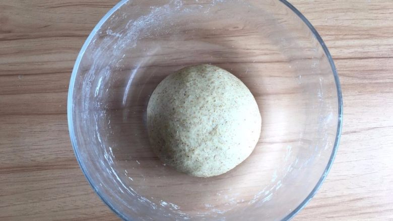 全麦面包,放入稍大的盆里
盖上一层湿纱布放在室温下开始进行发酵