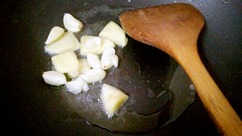 芥菜排骨煲,锅里热油，放入姜蒜爆香