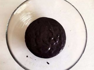 【无烤箱版】黑米蛋糕,倒入小盆里