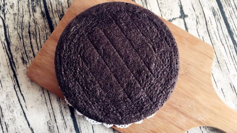 【无烤箱版】黑米蛋糕,蒸好的蛋糕非常漂亮
一点也不比烤箱烤出来的差
