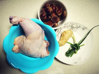 板栗炖鸡腿,准备食材。