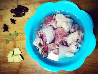 板栗炖鸡腿,鸡腿切块用水浸泡10分钟，然后捞出沥干水份，生姜切小片。