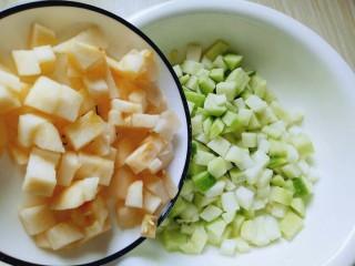 #辣味#开胃小菜～酸辣萝卜丁,加入切好的苹果。(苹果可以最后切，避免氧化)