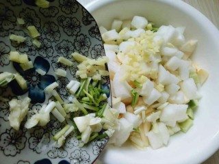 #辣味#开胃小菜～酸辣萝卜丁,再加入葱姜蒜: 葱姜蒜去皮切碎。
