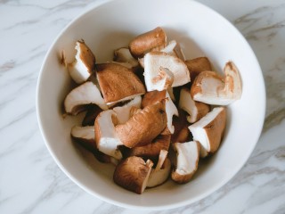 香菇板栗焖鸡腿,香菇洗净，切四块。