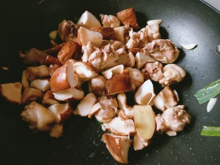 香菇板栗焖鸡腿,放入香菇翻炒。
