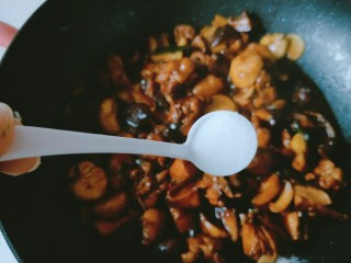 香菇板栗焖鸡腿,汤汁浓稠后加入一小勺盐。