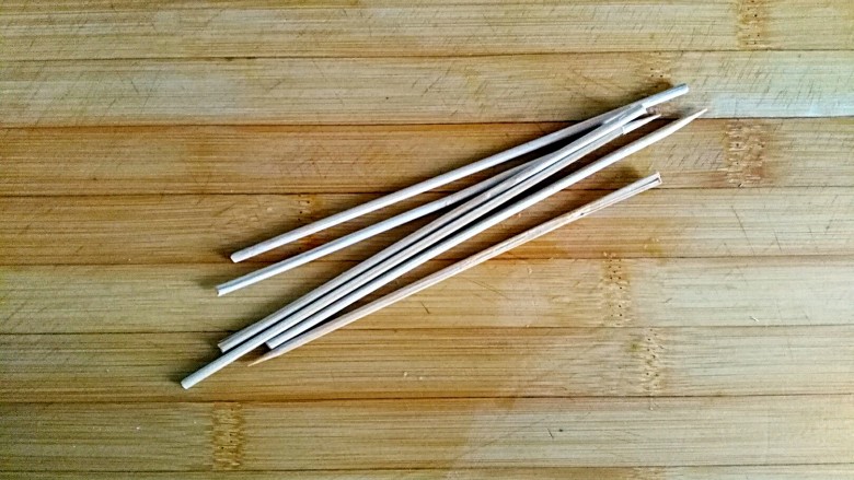 耀眼黄金香肠棒（烤箱版）,准备六根竹签
一般的竹签比较长，对半剪开即可