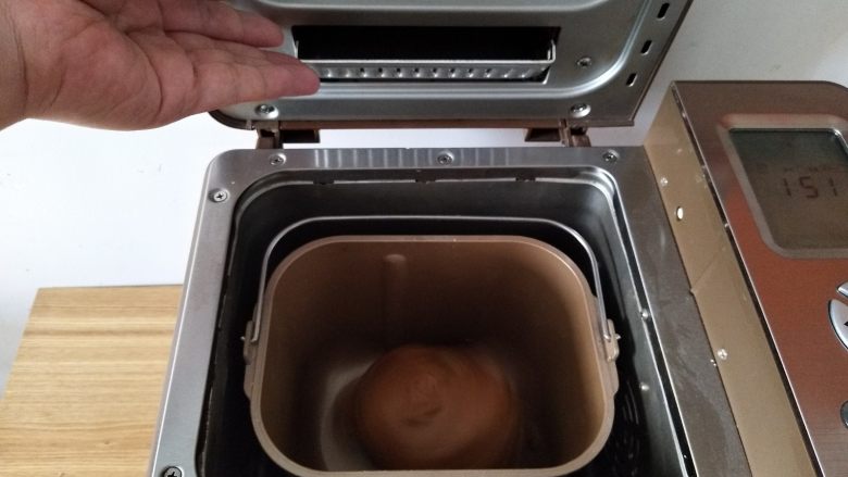 蛋香葡萄干咖啡吐司（面包机一键）,在撒完果料后关闭一下果料盒