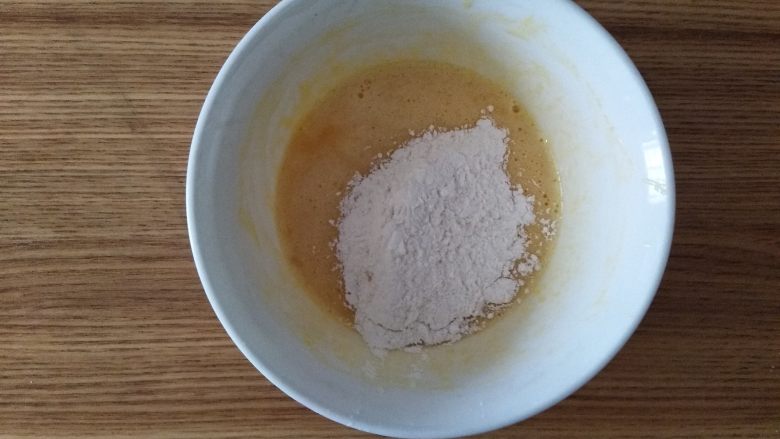蛋香葡萄干咖啡吐司（面包机一键）,搅打均匀后加入过筛的低粉，用手抽打均匀