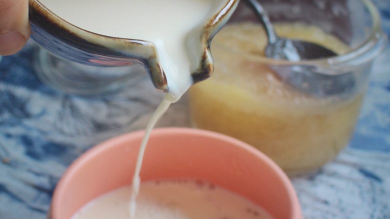 姜汁冰糖炖燕窝,倒入牛奶200ml