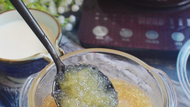 姜汁冰糖炖燕窝,搅拌均匀，使姜汁、冰糖和燕窝融合