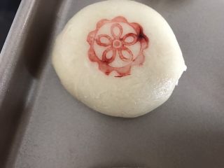 玫瑰鲜花饼,印章蘸上食用色素盖上章
放入烤箱中下层上下火180度烤30分钟左右