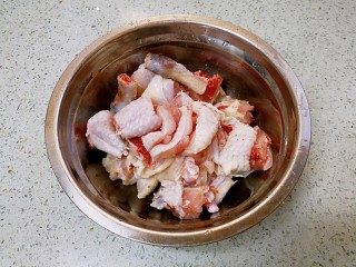 栗子焖鸡,鸡肉斩切成小块。