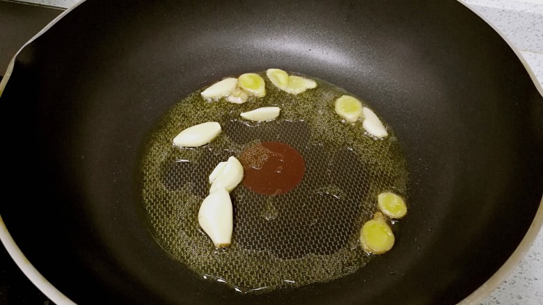 栗子焖鸡,炒锅里热油，爆香姜蒜。