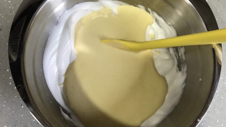 独角兽蛋糕卷,蛋糕糊倒回剩余蛋白霜，翻拌均匀。
