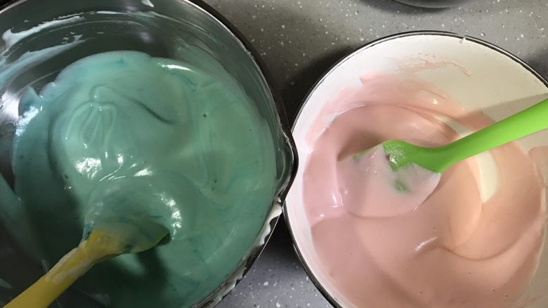 独角兽蛋糕卷,将蛋糕糊分成两份，分别加入蓝色和粉红色色素，翻拌均匀