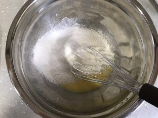 独角兽蛋糕卷,低筋面粉过筛加入，搅拌至无粉，备用。