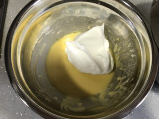 独角兽蛋糕卷,取三分之一蛋白霜到蛋黄糊，翻拌均匀。