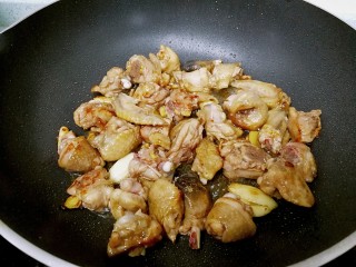 栗子焖鸡,颠锅把鸡块翻面，大火烧至出现焦黄色。