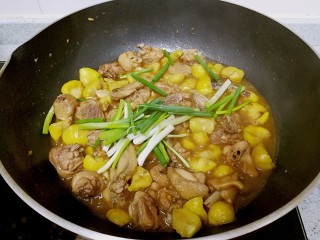 栗子焖鸡,锅里还有薄薄一层汤汁的时候撒入葱段。