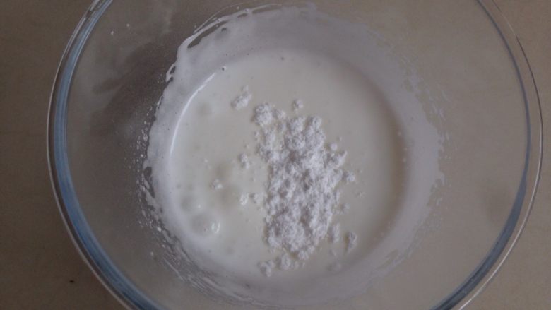 柠檬蛋白糖,打至体积有点膨胀发白的时候，加入剩余的糖霜
