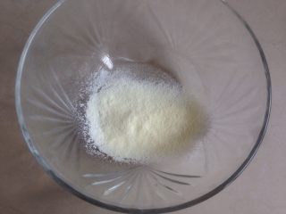 柠檬蛋白糖,奶粉和玉米淀粉先过筛一次