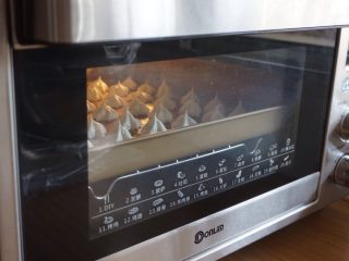 柠檬蛋白糖,放入已经预热到100度的烤箱中下层（各家烤箱脾气不同，温度仅供参考，我家烤箱温度挺准的，用烤箱温度计测量过），烘烤50分钟左右