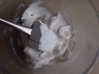 柠檬蛋白糖,用刮刀从底部向上翻拌均匀，翻拌几下就好了。如果翻拌完之后，是很稀的状态，就是翻拌过度了