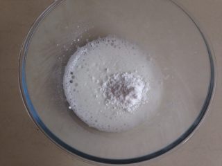 柠檬蛋白糖,用电动打蛋器打至有密集气泡的时候再加入三分之一糖霜